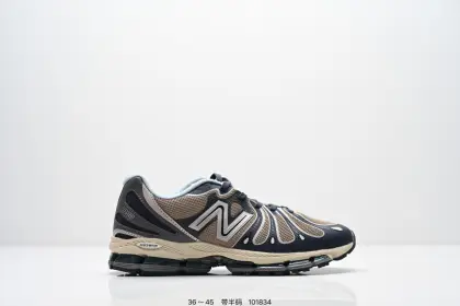 新百伦New Balance最新系列18907运动鞋子,有赛博朋克那味儿了!今年的 New Balance 新鞋型来了!Action Bronson x New Balance 1890 “Cyborg Tears”,由品牌携手高人气多栖艺术家 Action Bronson 带来联名呈现.以「赛博格之泪」为主题,整体气质明显更偏未来科幻路线,既有浓郁的概念表达,同时也保留了 New Balance 一贯擅长的复古运动底色,属于那种一眼就能记住的联名鞋款.鞋型亮点之一,便是分段式中底结构的运用,层次切割清晰,让原本偏复古的跑鞋轮廓多了几分机能与速度感,也进一步强化了 1890 这次想要表达的「复古与未来并存」的设定.细节方面,「Cyborg Tears」在鞋面融入水滴造型的呈现方式,直击主题之余,也让整双鞋的视觉效果更有「赛博朋克」氛围:既怪诞又精致,存在感拉满. 货号:U18909WH 含半码 编码: 101834